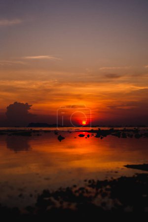 Foto de Paisaje de puesta de sol cielo en la playa en vertical - Imagen libre de derechos