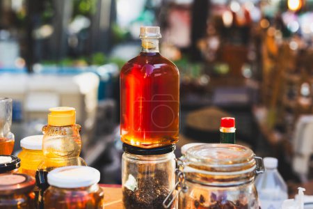Téléchargez les photos : Miel en bouteilles avec présentoir à vendre en magasin - en image libre de droit
