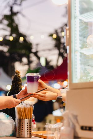Téléchargez les photos : Main de femme passant un verre au client dans un magasin - en image libre de droit
