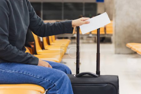 Téléchargez les photos : Femme tenant une carte d'embarquement à l'aéroport - en image libre de droit