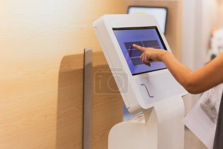 Téléchargez les photos : Femme doigt écran tactile moniteur ordinateur recherche quelque chose dans le grand magasin - en image libre de droit