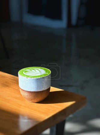 Téléchargez les photos : Tasse de thé vert matcha latte sur table en bois - en image libre de droit
