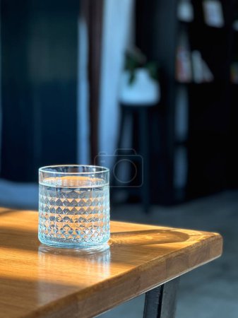 Téléchargez les photos : Verre d'eau minérale propre sur table en bois - en image libre de droit