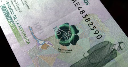 Téléchargez les photos : Marque de sécurité cent mille billets de banque colombiens pesos COP - en image libre de droit