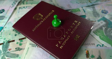 Téléchargez les photos : Passeport colombien sur billets pesos COP - en image libre de droit