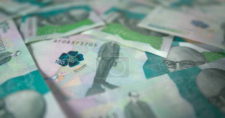 Kolumbianische Geldscheine Pesos über einen Tisch COP