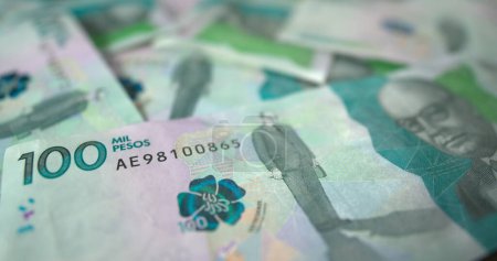 Kolumbianische Geldscheine Pesos über einen Tisch COP