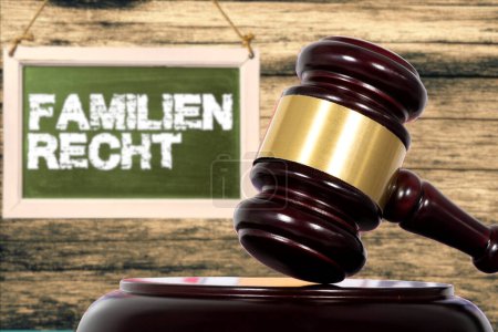 Téléchargez les photos : A judge gavel and shield Family Law in German - en image libre de droit