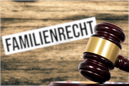 Téléchargez les photos : A judge gavel and shield Family Law in German - en image libre de droit