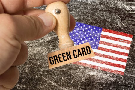 Flagge der USA und Stempel Green Card