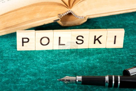 Téléchargez les photos : Un livre, une école de langues et l'apprentissage du polonais - en image libre de droit