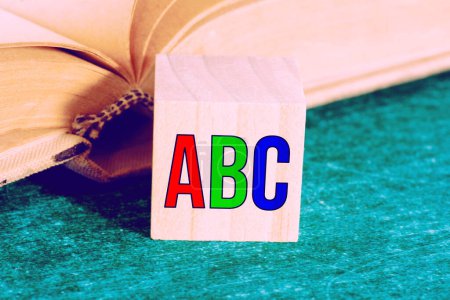 Téléchargez les photos : Un livre et un alphabet ABC - en image libre de droit
