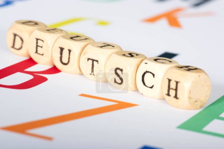 Téléchargez les photos : Deutsch mot écrit sur cubes en bois, concept éducatif - en image libre de droit