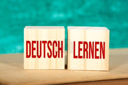 Téléchargez les photos : Deutsch lernen mots écrits sur cubes en bois, concept éducatif - en image libre de droit