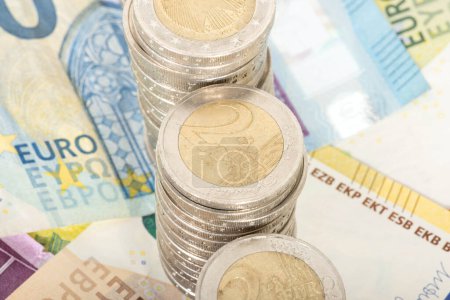 Téléchargez les photos : Plan rapproché des piles de pièces en euros sur les billets - en image libre de droit