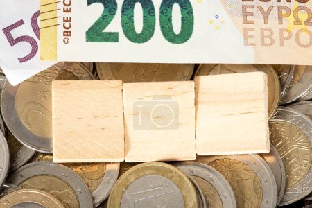 Téléchargez les photos : Blocs de bois vides sur pile de pièces en euros - en image libre de droit