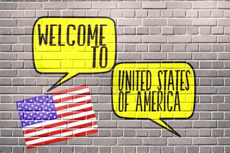 Foto de Collage ilustración con bienvenida a estados unidos de América inscripción en burbujas de habla en la pared de ladrillo - Imagen libre de derechos