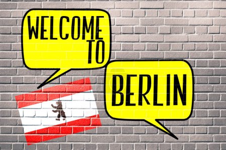 Foto de Collage ilustración con bienvenida a la inscripción de Berlín en las burbujas del habla en la pared de ladrillo - Imagen libre de derechos