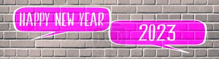 Téléchargez les photos : Collage illustration avec heureuse année 2023 inscription dans les bulles de la parole sur le mur de briques - en image libre de droit
