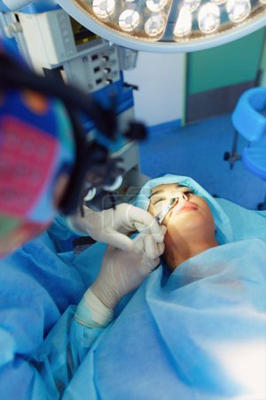 Foto de Hombre cirujano en el trabajo en quirófano. - Imagen libre de derechos