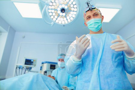 Téléchargez les photos : Chirurgien sur fond dans la salle d'opération. - en image libre de droit