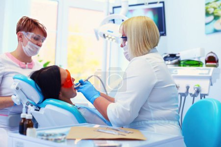 Foto de Paciente sano de los dientes en el consultorio del dentista prevención de caries dental. - Imagen libre de derechos