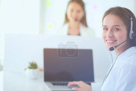 Téléchargez les photos : Belle femme d'affaires travaillant sur ordinateur portable au bureau. Hommes d'affaires
. - en image libre de droit