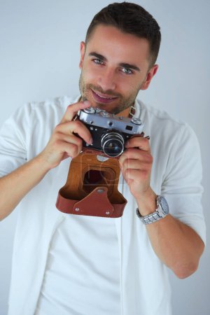 Foto de Un joven con cámara. Aislado sobre fondo blanco - Imagen libre de derechos