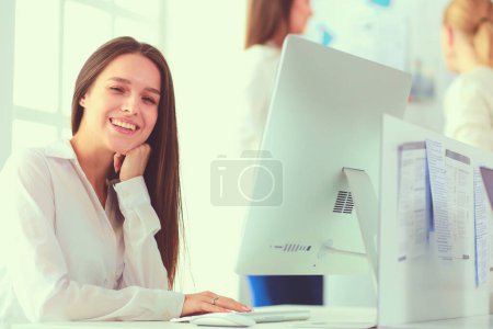 Téléchargez les photos : Belle femme d'affaires travaillant sur ordinateur portable au bureau. Hommes d'affaires
. - en image libre de droit