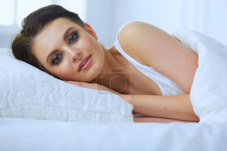 Foto de Joven hermosa mujer acostada en la cama - Imagen libre de derechos