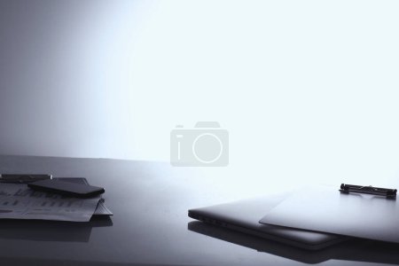 Téléchargez les photos : Ordinateur portable avec pile de dossiers sur la table sur fond blanc. - en image libre de droit