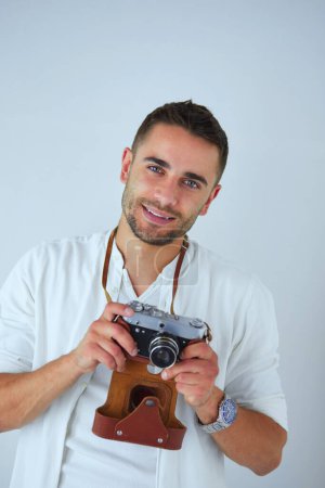 Téléchargez les photos : Jeune homme avec caméra. Isolé sur fond blanc - en image libre de droit