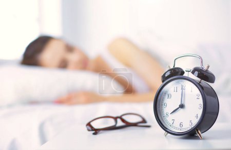 Téléchargez les photos : Jeune belle femme couchée au lit - en image libre de droit