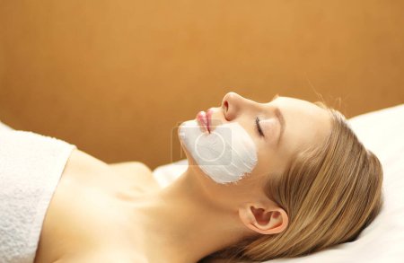 Téléchargez les photos : Spa application de masque facial. Beauté spa masque facial bio application au salon de spa de jour. - en image libre de droit