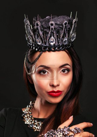 Téléchargez les photos : Portrait d'une belle fille dans la couronne
. - en image libre de droit
