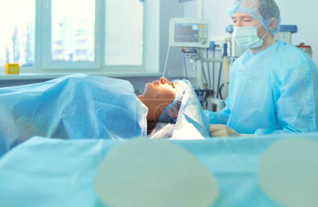 Téléchargez les photos : Homme chirurgien au travail en salle d'opération. - en image libre de droit