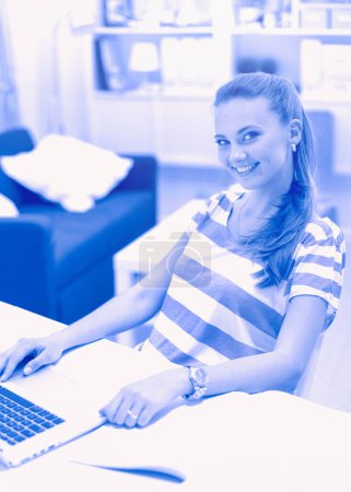 Téléchargez les photos : Jeune femme d'affaires utilisant un ordinateur portable à la table de bureau
. - en image libre de droit