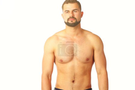 Téléchargez les photos : Portrait d'un homme athlétique heureux avec le torse musculaire debout
. - en image libre de droit
