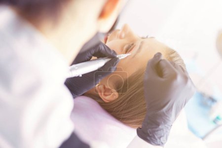 Téléchargez les photos : Flux de travail des sourcils Microblading dans un salon de beauté - en image libre de droit
