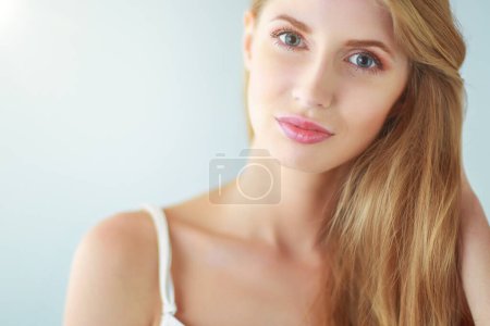 Téléchargez les photos : Portrait de belle femme isolée sur fond gris. - en image libre de droit