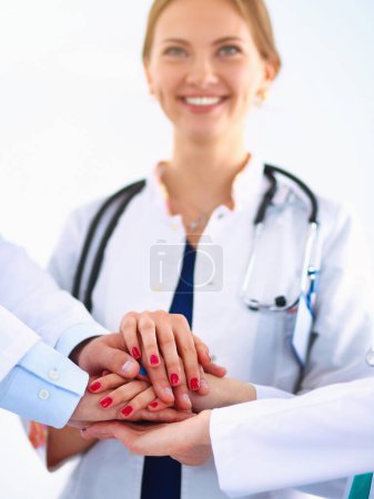 Téléchargez les photos : Médecins et infirmières dans une équipe médicale empilant les mains . - en image libre de droit