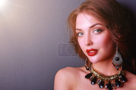 Téléchargez les photos : Belle femme avec maquillage de soirée en robe noire. - en image libre de droit