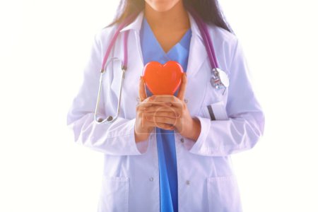 Téléchargez les photos : Médecin femme avec stéthoscope tenant le cœur, isolé sur fond blanc - en image libre de droit