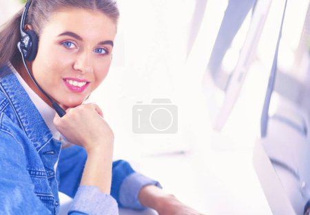 Téléchargez les photos : Portrait de belle femme d'affaires travaillant à son bureau avec casque et ordinateur portable. - en image libre de droit