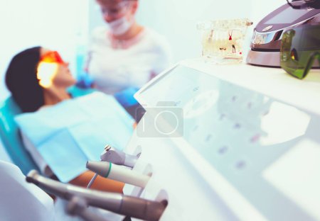 Téléchargez les photos : Vue rapprochée à l'ensemble des outils de dentiste dans le cabinet dentaire moderne. - en image libre de droit