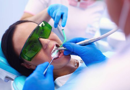 Foto de Equipo dental y paciente en cirugía de dentistas. - Imagen libre de derechos