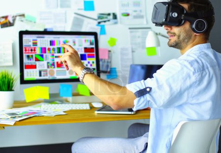 Foto de Joven programador de software masculino probando una nueva aplicación con gafas de realidad virtual 3d en la oficina - Imagen libre de derechos