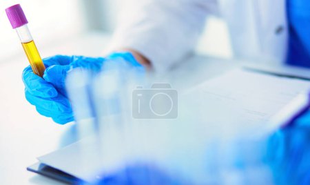 Téléchargez les photos : Femme chercheuse entourée de flacons et flacons médicaux, isolée sur fond blanc. - en image libre de droit