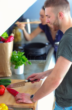 Téléchargez les photos : Couple cuisiner ensemble dans leur cuisine à la maison. - en image libre de droit
