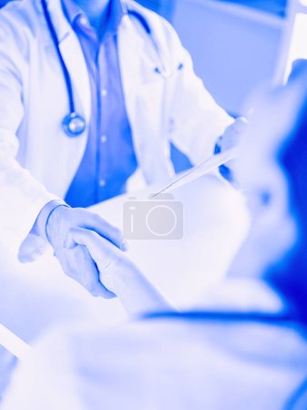 Foto de El médico da la mano a un paciente aislado sobre fondo blanco. - Imagen libre de derechos